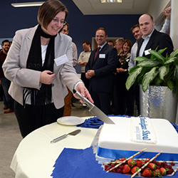 Hilde Bakken (Executive Vice President, Statkraft) cutting the celebratory cake